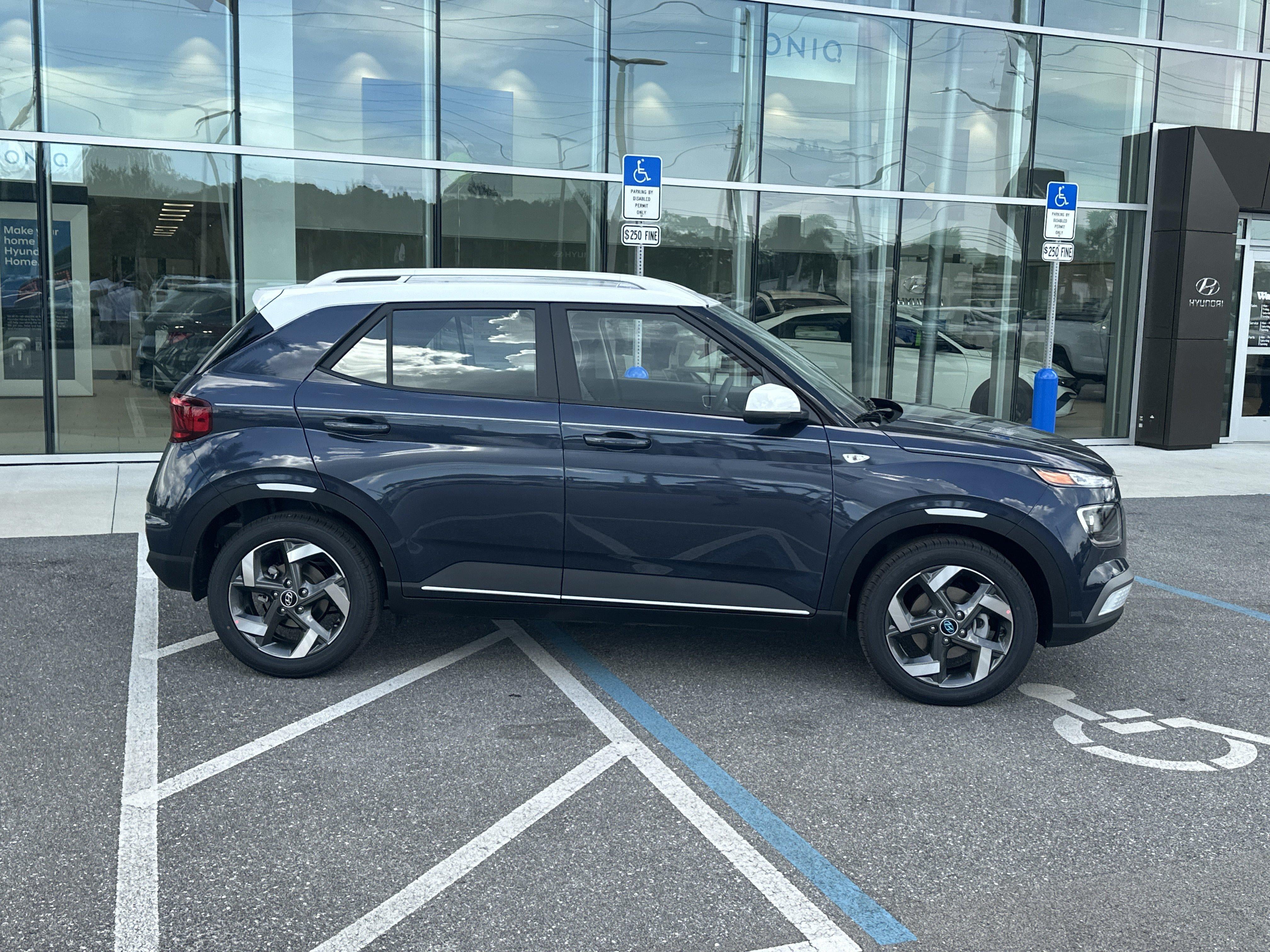 2026 Hyundai Venue SEL w/Two-Tone Roof