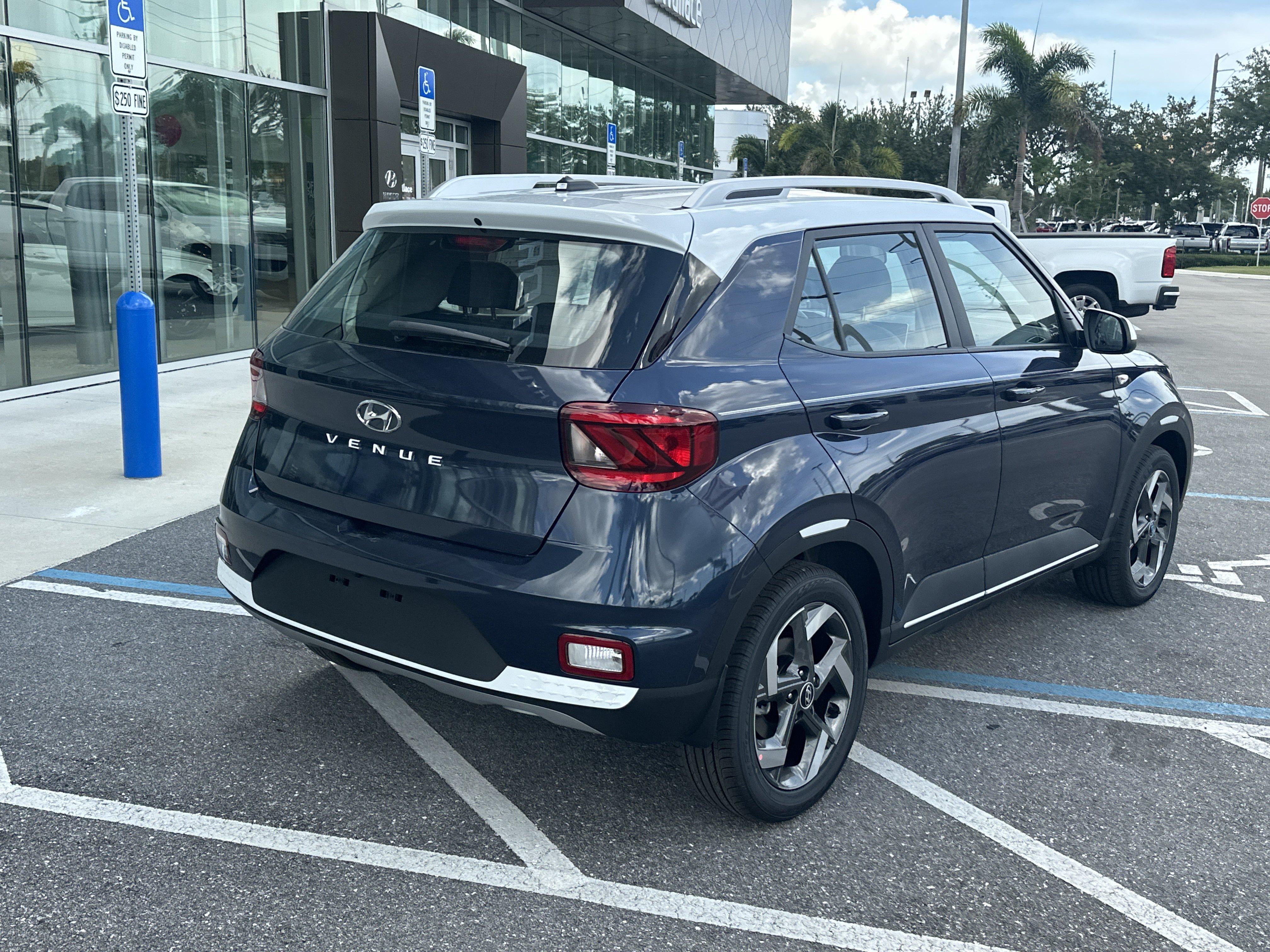 2026 Hyundai Venue SEL w/Two-Tone Roof
