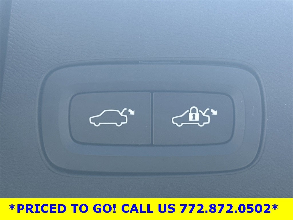 2023 Volvo XC60 B5 Plus Dark Theme