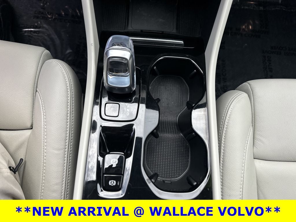 2023 Volvo XC40 B5 Plus Bright Theme