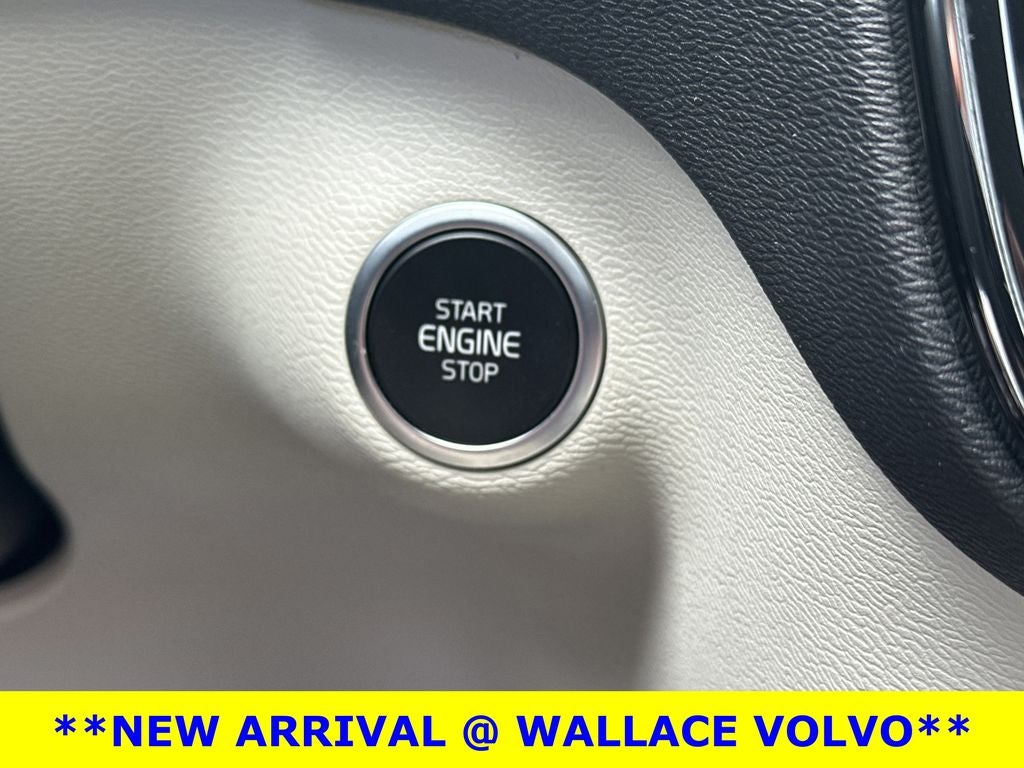 2023 Volvo XC40 B5 Plus Bright Theme