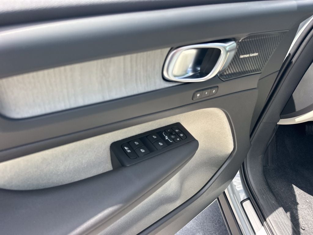 2026 Volvo XC40 B5 Ultra
