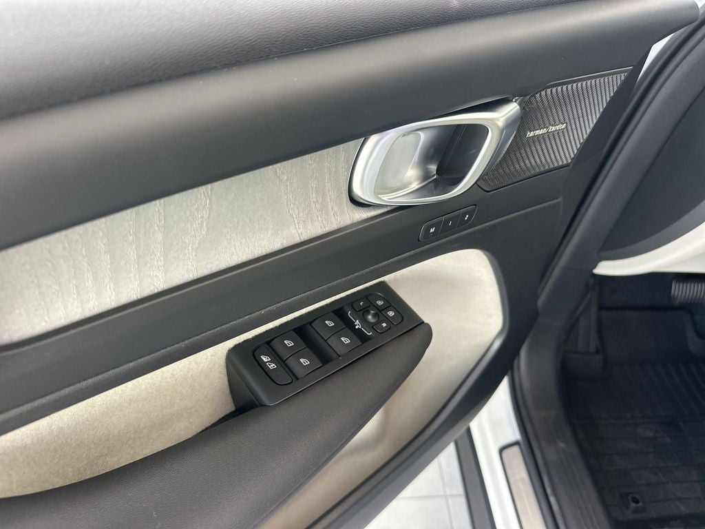 2026 Volvo XC40 B5 Ultra